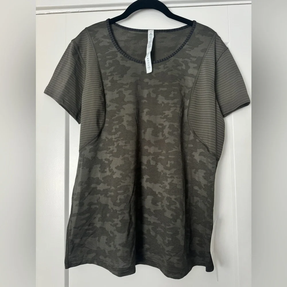 NWT Lululemon Run For Days Short Sleeve in Deep Camo